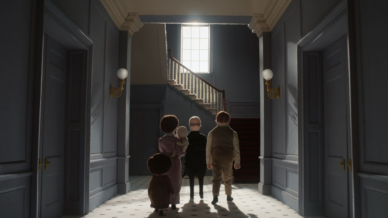 Первые изображения стоп-моушен антологии "The House", которая выйдет на Нетфликсе 14 января.
Здесь нам расскажут три истории про один и тот же дом, но происходить они будут в разное время.
1. На дво...