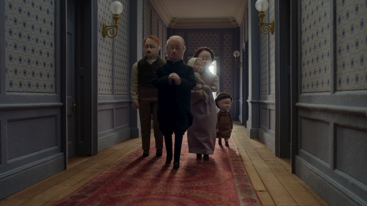 Первые изображения стоп-моушен антологии "The House", которая выйдет на Нетфликсе 14 января.
Здесь нам расскажут три истории про один и тот же дом, но происходить они будут в разное время.
1. На дво...