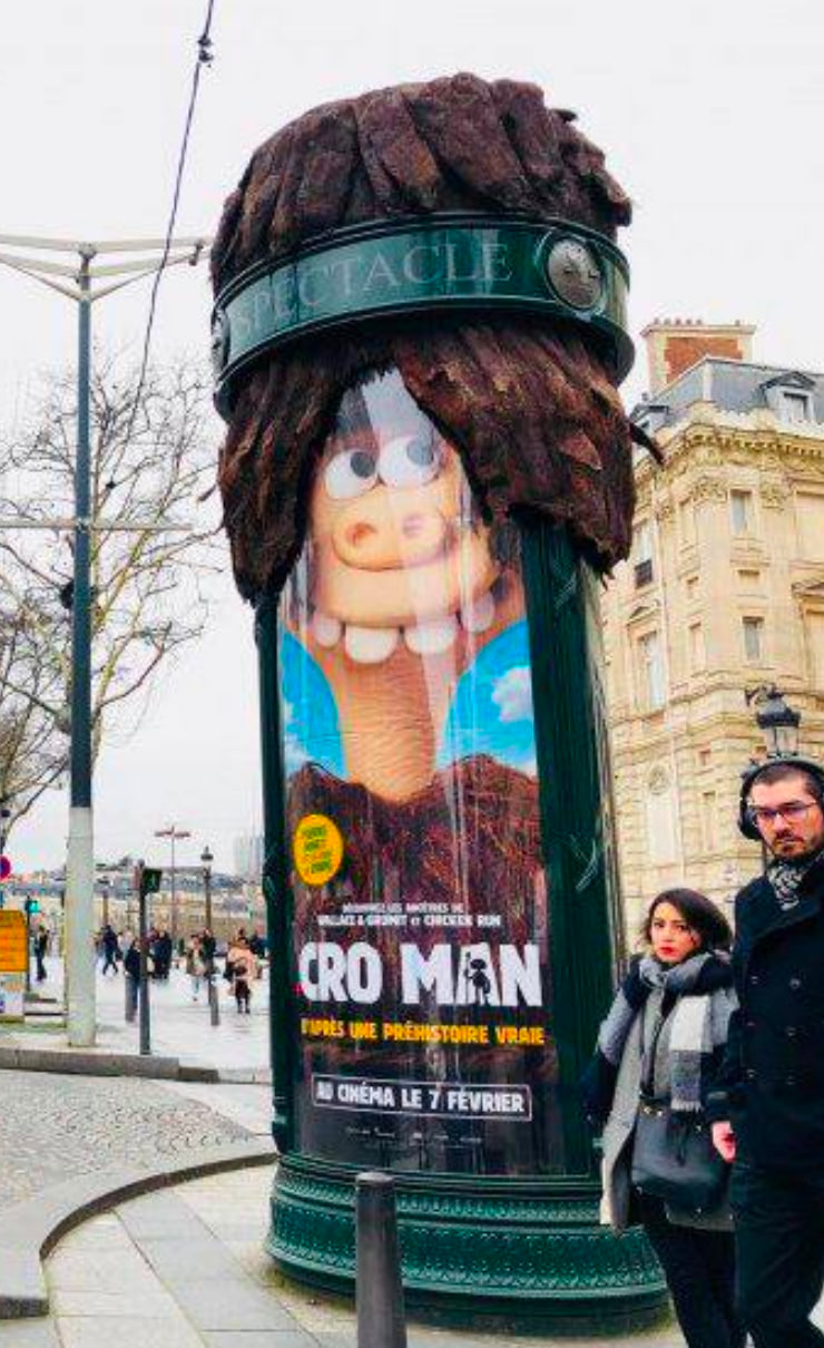 🍄 Марио вылез из трубы в центре Парижа
Такие круглые стенды используют во Франции для размещения афиш с позапрошлого века. Они называются «colonnes morris», и порой их применяют весьма креативно....